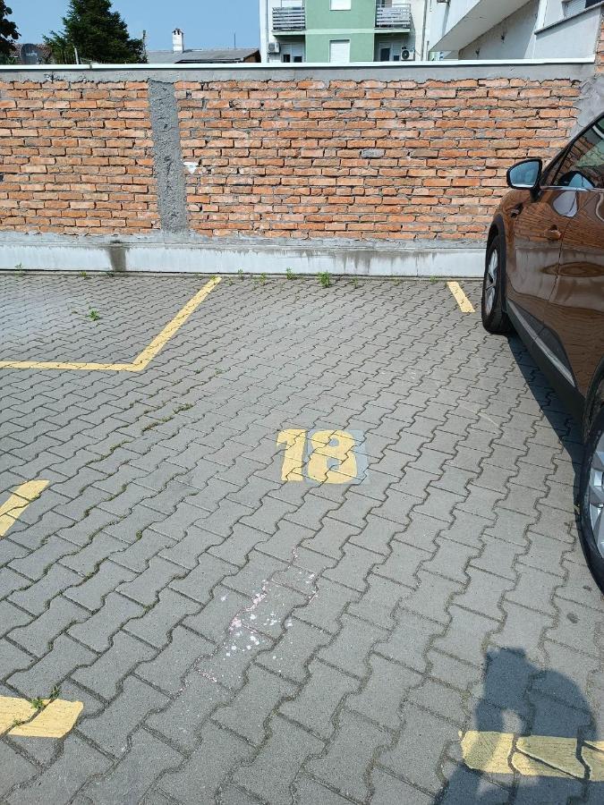 Vertigo Modern Studio-Free Private Parking-Fast Wi-Fi Újvidék Kültér fotó